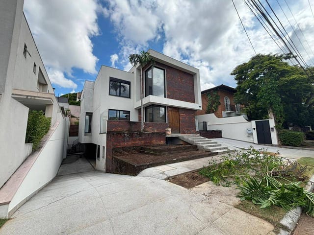 Casa com 560m² 4 quartos e 5 banheiros, para alugar, no bairro Alphaville Centro Industrial e Empresarial/Alphaville. em Barueri