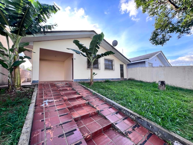 Casa à venda: 3 quartos, edícula com churrasqueira, 2 vagas de garagem, quintal amplo, 324 m² – Uvaranas, Ponta Grossa/PR.