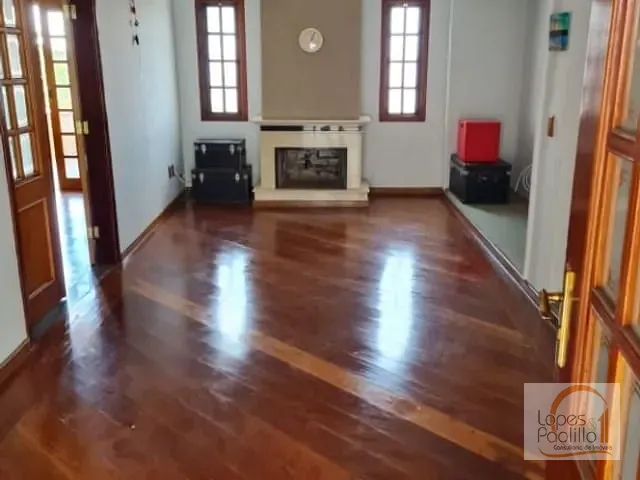 Casa com 900m² 5 quartos e 3 banheiros, à venda, no bairro Jardim Siriema em Atibaia