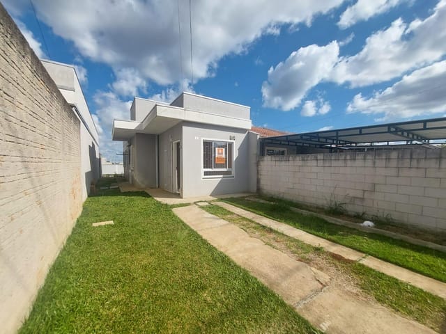 Locação - Casa com 2 quartos, 3 vagas de garagem, Quintal Amplo, 51 m², Contorno.