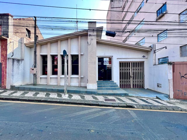 Casa Comercial para locação, 6 salas, 2 banheiros, 1 vaga de garagem, Edícula com cozinha.