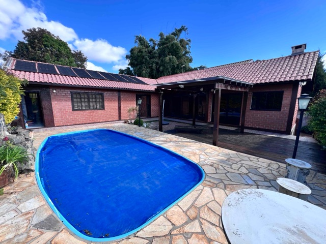 Casa com piscina à venda, 4 quartos, 3 banheiros, Área gourmet com churrasqueira, Colônia Dona Luiza.