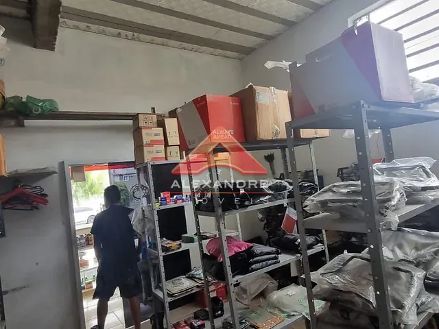 Casa com 300m² 2 quartos e 2 banheiros, à venda, no bairro Vila Industrial em São José dos Campos