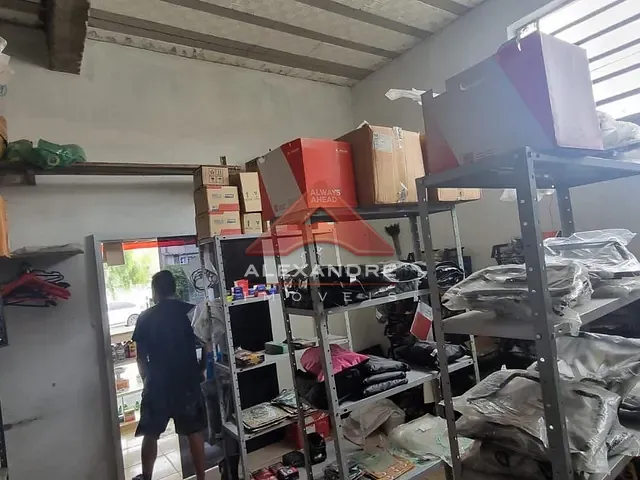 Casa com 300m² 2 quartos e 2 banheiros, à venda, no bairro Vila Industrial em São José dos Campos