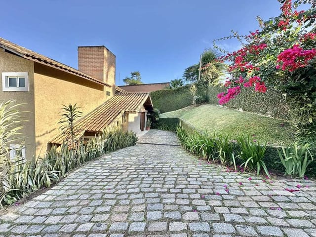 Casa com 1020m² 3 quartos e 4 banheiros, à venda ou para alugar, no bairro Chácara dos Lagos em Carapicuíba