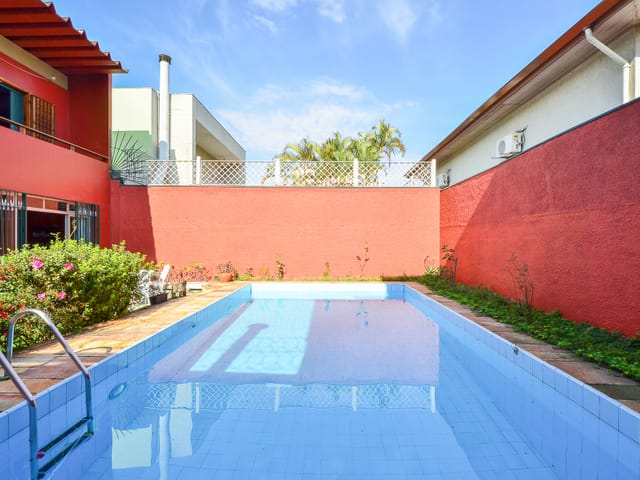 Foto do Casa - Casa Espaçosa com Piscina + 4 Suítes e 5 Vagas em Rua Tranquila + Elegância e Privacidade na Zona Sul | Paulista Imóveis