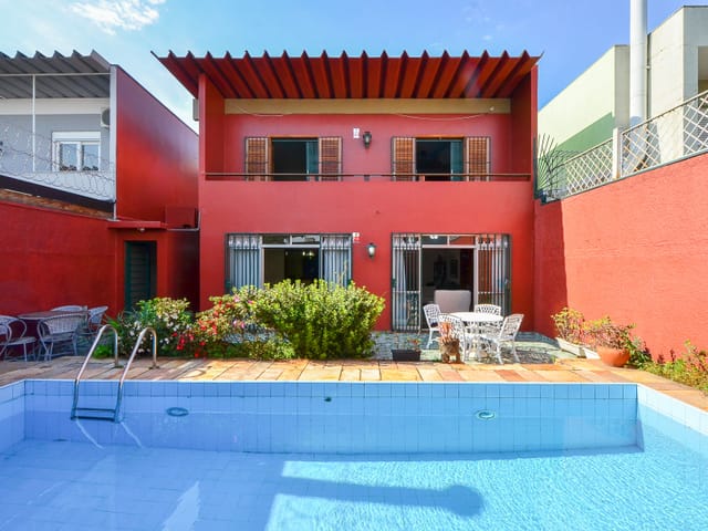 Foto do Casa - Casa Espaçosa com Piscina + 4 Suítes e 5 Vagas em Rua Tranquila + Elegância e Privacidade na Zona Sul | Paulista Imóveis