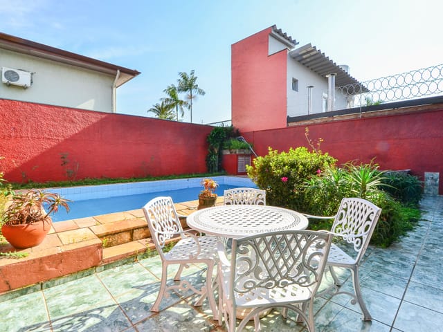 Foto do Casa - Casa Espaçosa com Piscina + 4 Suítes e 5 Vagas em Rua Tranquila + Elegância e Privacidade na Zona Sul | Paulista Imóveis