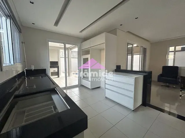Casa com 250m² 4 quartos e 5 banheiros, à venda, no bairro Urbanova em São José dos Campos