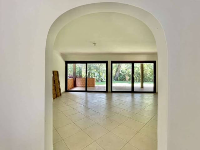 Casa com 1635m² 7 quartos e 8 banheiros, à venda, no bairro Jardim Santa Paula em Cotia