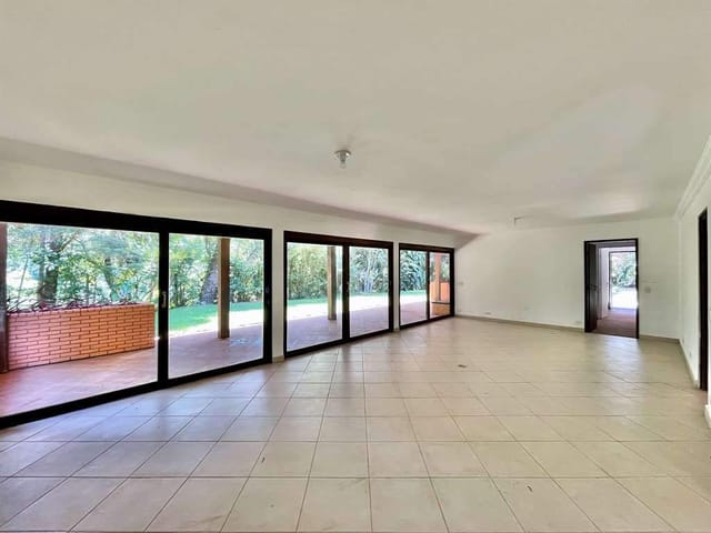 Casa com 1635m² 7 quartos e 8 banheiros, à venda, no bairro Jardim Santa Paula em Cotia