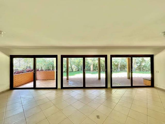 Casa com 1635m² 7 quartos e 8 banheiros, à venda, no bairro Jardim Santa Paula em Cotia