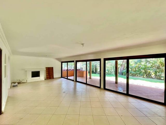 Casa com 1635m² 7 quartos e 8 banheiros, à venda, no bairro Jardim Santa Paula em Cotia