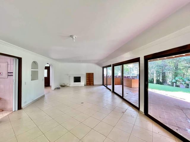 Casa com 1635m² 7 quartos e 8 banheiros, à venda, no bairro Jardim Santa Paula em Cotia