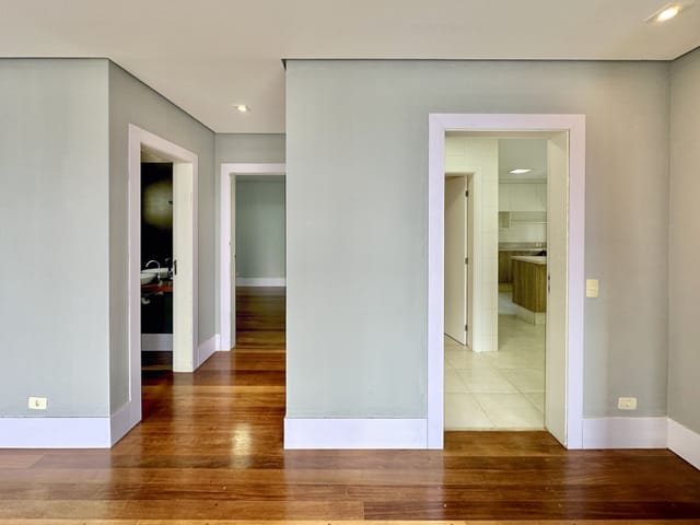 Casa com 1249m² 4 quartos e 6 banheiros, à venda ou para alugar, no bairro Pousada dos Bandeirantes em Carapicuíba