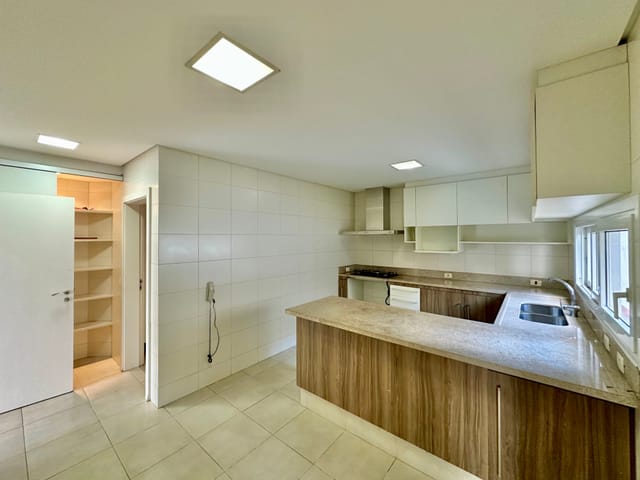 Casa com 1249m² 4 quartos e 6 banheiros, à venda ou para alugar, no bairro Pousada dos Bandeirantes em Carapicuíba