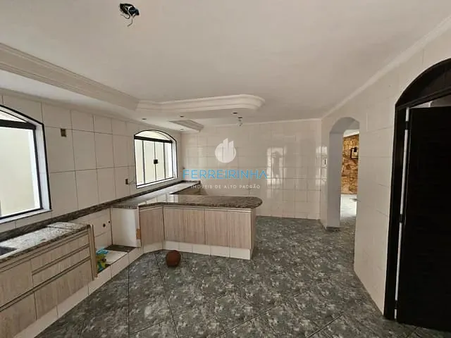 Casa com 260m² 5 quartos e 4 banheiros, à venda, no bairro Parque Senhor do Bonfim em Taubaté