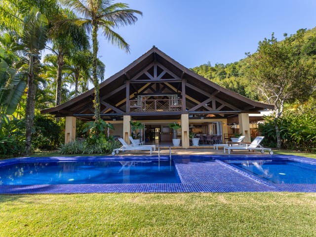 Casa com 1100m² 7 quartos e 8 banheiros, à venda, no bairro Baleia em São Sebastião