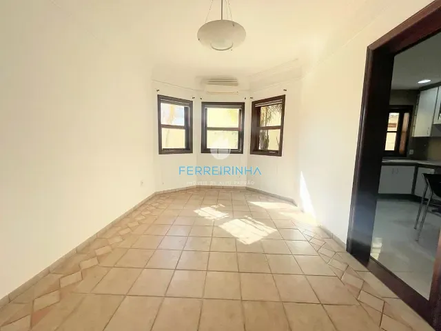 Casa com 360m² 3 quartos e 4 banheiros, para alugar, no bairro Jardim das Colinas em São José dos Campos