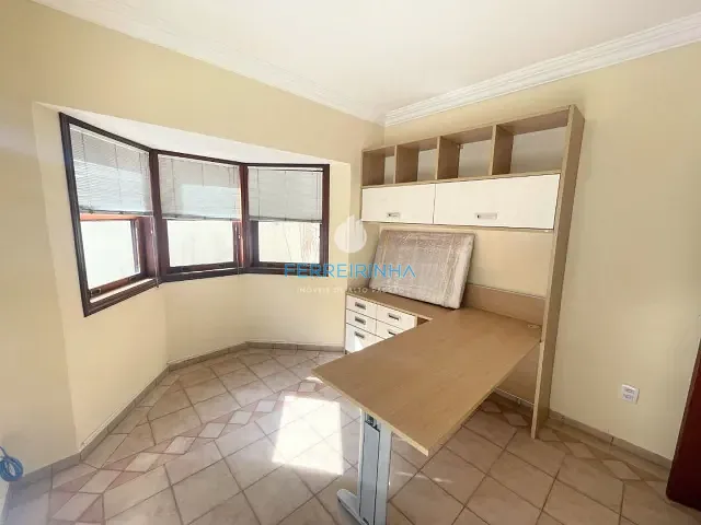 Casa com 360m² 3 quartos e 4 banheiros, para alugar, no bairro Jardim das Colinas em São José dos Campos