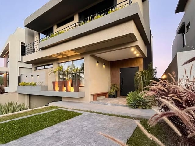 Casa Alto Padrão à Venda no Terras Alphaville – 3 Suítes com Varanda, Sendo 1 Master