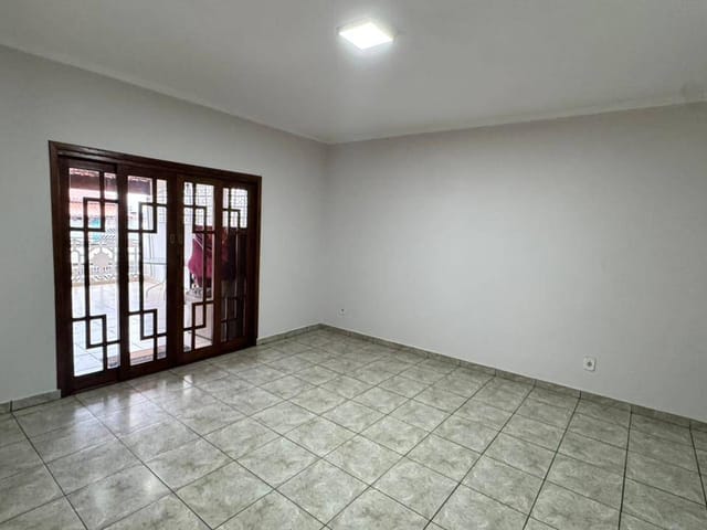 Casa com 160m² 3 quartos e 2 banheiros, para alugar, no bairro Veloso em Osasco