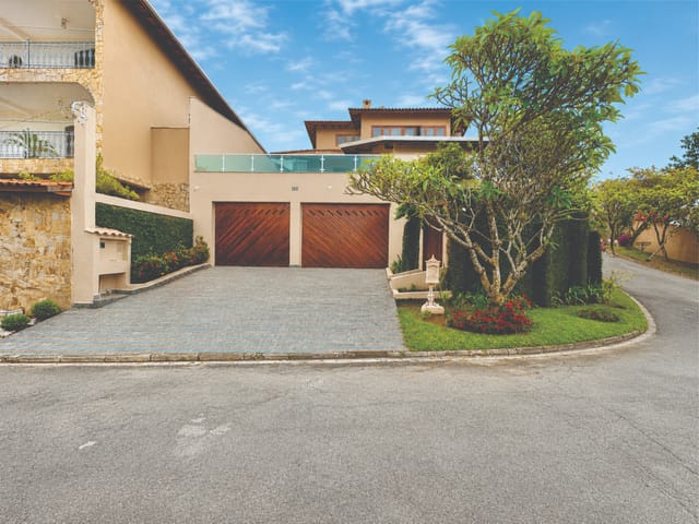 Casa com 479m² 4 quartos e 6 banheiros, à venda, no bairro Terras do Madeira em Carapicuíba