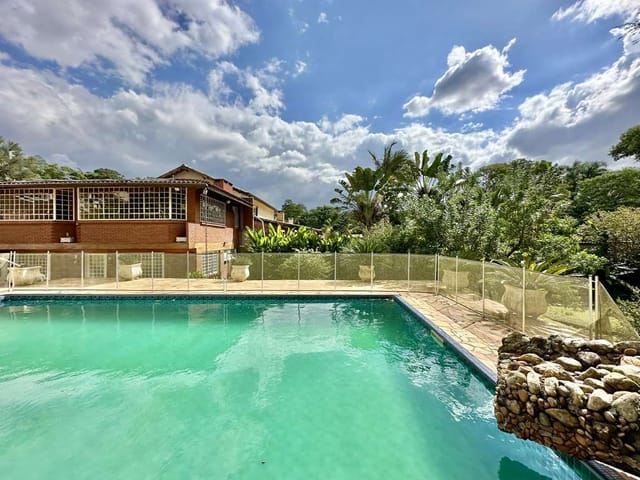 Casa com 1053m² 5 quartos e 6 banheiros, à venda ou para alugar, no bairro Parque Dom Henrique em Cotia