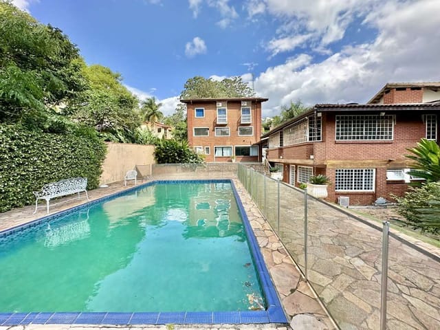 Casa com 1053m² 5 quartos e 6 banheiros, à venda ou para alugar, no bairro Parque Dom Henrique em Cotia