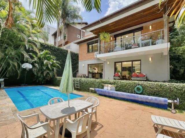 Casa com 733m² 4 quartos e 6 banheiros, à venda, no bairro São Paulo II em Cotia