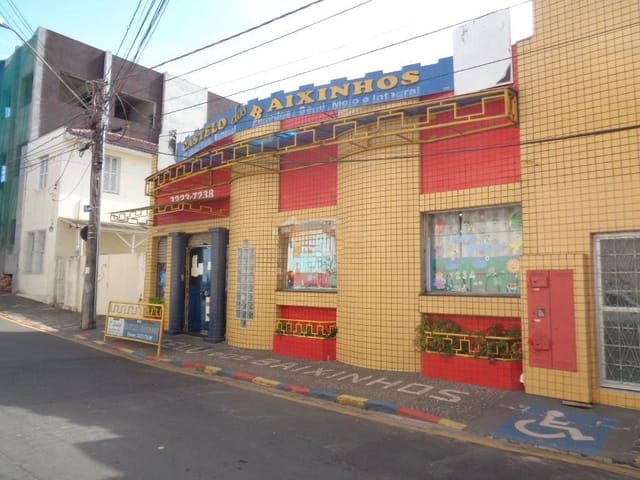 Casa Comercial, Locação, 7 salas, 5 banheiros, Escritório, Recepção, Quadra de esportes infantil, 600m², Centro.