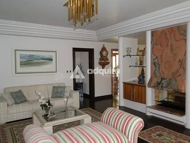 Casa com 689m², à venda, no bairro Centro em Ponta Grossa