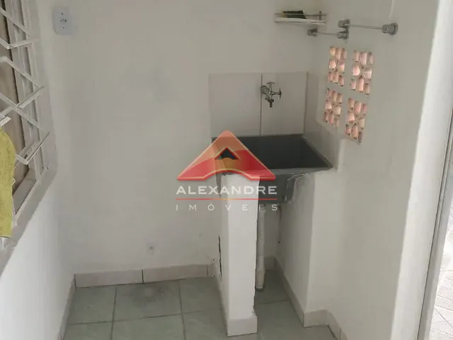 Casa com 250m² 1 quarto e 1 banheiro, para alugar, no bairro Jardim Ismênia em São José dos Campos