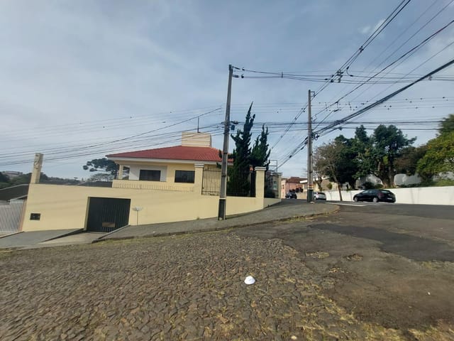 Locação - Casa Residencial/Comercial, 2 quartos, Churrasqueira, 5 vagas de garagem, Próximo à Havan, Uvaranas.