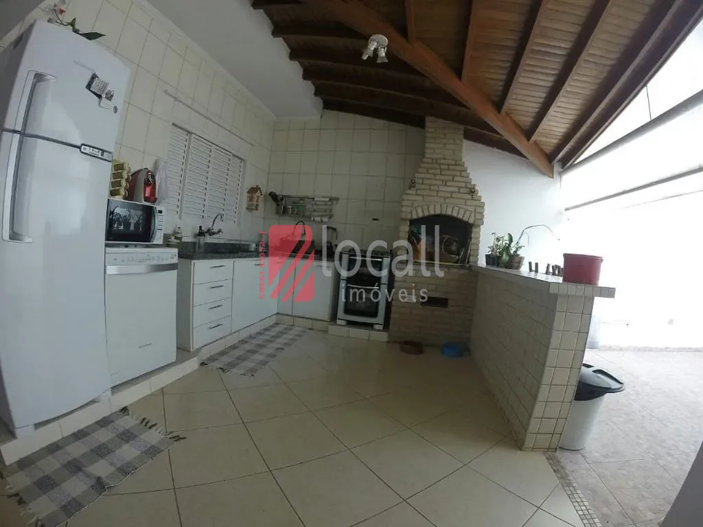 Casa com 3 quartos à venda, 230m² — foto 2 de 15