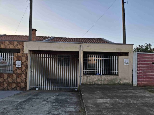 Casa à Venda com 2 Dormitórios, Espaço Integrado e Garagem Coberta