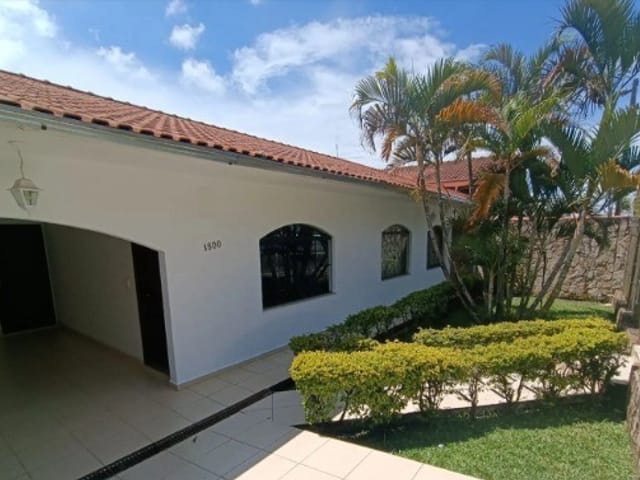 Locação - Casa com Edícula, 3 quartos sendo 1 suíte, Churrasqueira, Próximo ao Tozetto, Jardim Carvalho.