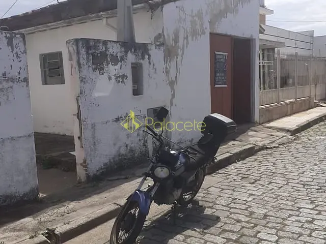 Casa com 300m² 3 quartos e 1 banheiro, à venda, no bairro Centro em Pindamonhangaba