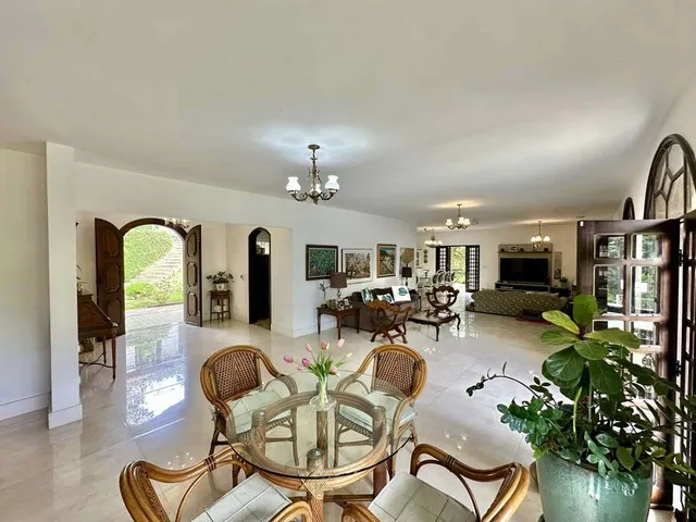 Casa com 2907m² 5 quartos e 8 banheiros, à venda, no bairro Chácaras do Refúgio-Granja Viana em Cotia