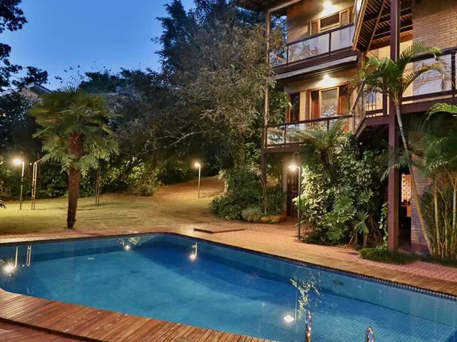 Casa com 1351m² 7 quartos e 9 banheiros, à venda, no bairro Residencial Morada dos Pássaros-Aldeia da Serra em Barueri