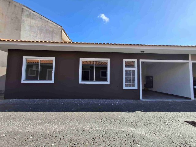 Casa à Venda em Condomínio Fechado com 3 Quartos e Churrasqueira