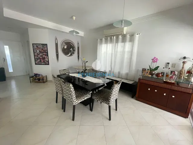 Casa com 253m² 4 quartos e 3 banheiros, à venda ou para alugar, no bairro Urbanova VI em São José dos Campos