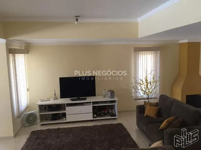 Casa com 350m² 4 quartos e 5 banheiros, à venda, no bairro Centro em Araçoiaba da Serra
