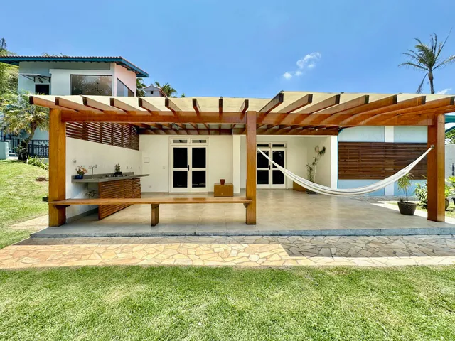 Casa com 1605m² 4 quartos e 4 banheiros, à venda ou para alugar, no bairro Petit Village em Cotia