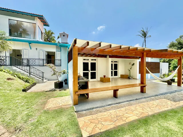 Casa com 1605m² 4 quartos e 4 banheiros, à venda ou para alugar, no bairro Petit Village em Cotia