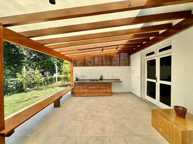 Casa com 1605m² 4 quartos e 4 banheiros, à venda ou para alugar, no bairro Petit Village em Cotia