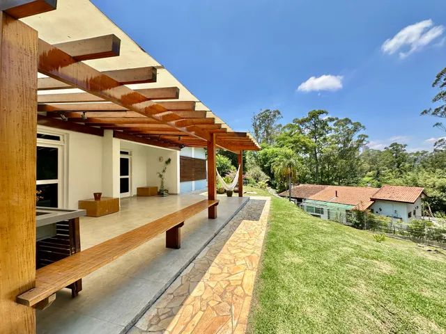 Casa com 1605m² 4 quartos e 4 banheiros, à venda ou para alugar, no bairro Petit Village em Cotia