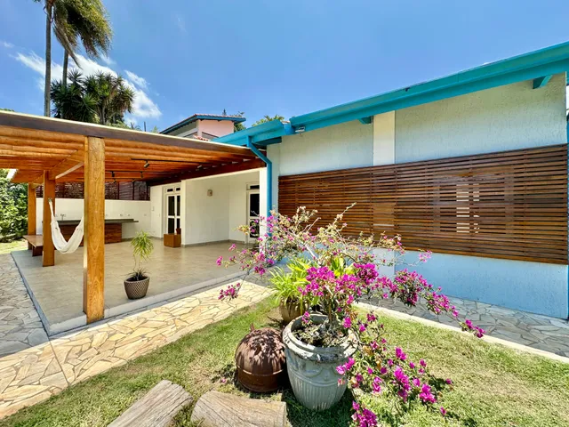 Casa com 1605m² 4 quartos e 4 banheiros, à venda ou para alugar, no bairro Petit Village em Cotia