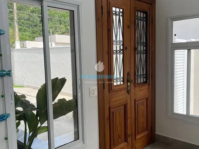 Casa 3 quartos e 2 banheiros, à venda, no bairro Mar Verde em Caraguatatuba