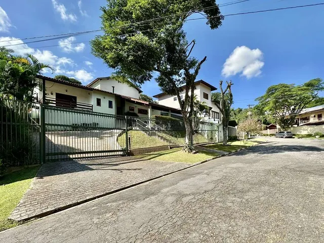 Casa com 736m² 4 quartos e 5 banheiros, à venda, no bairro Águas da Fazendinha em Carapicuíba